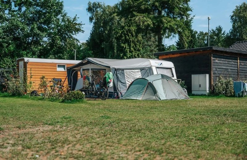 Campingplatz mit luxuriösen privaten Sanitäranlagen